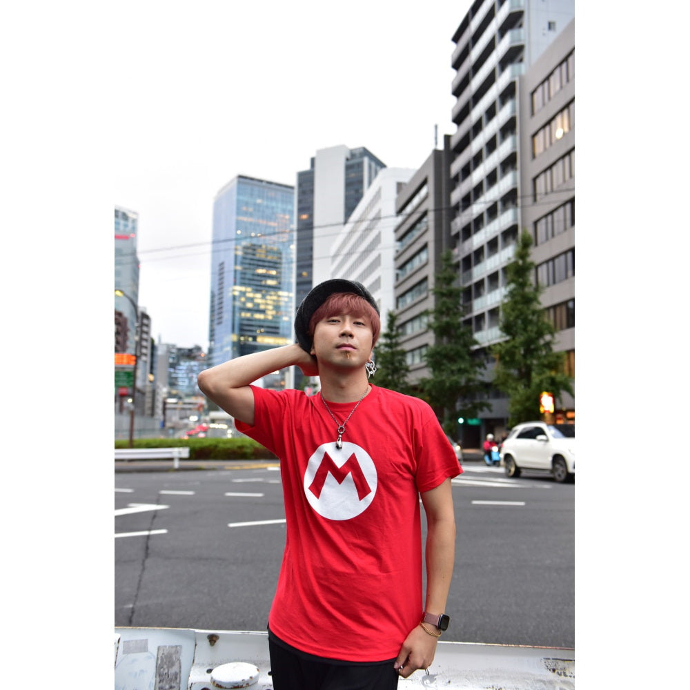 SUPER MARIO スーパーマリオ (40周年 ) - Mario Badge  / Tシャツ / メンズ 【公式 / オフィシャル】